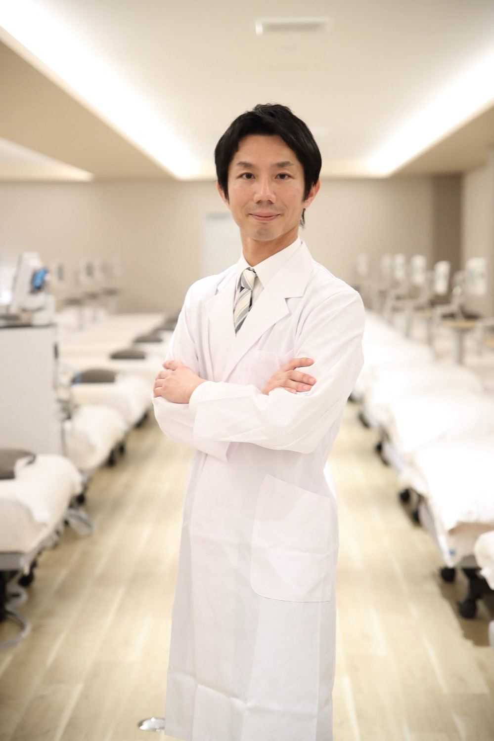 白衣の医師の立ち姿