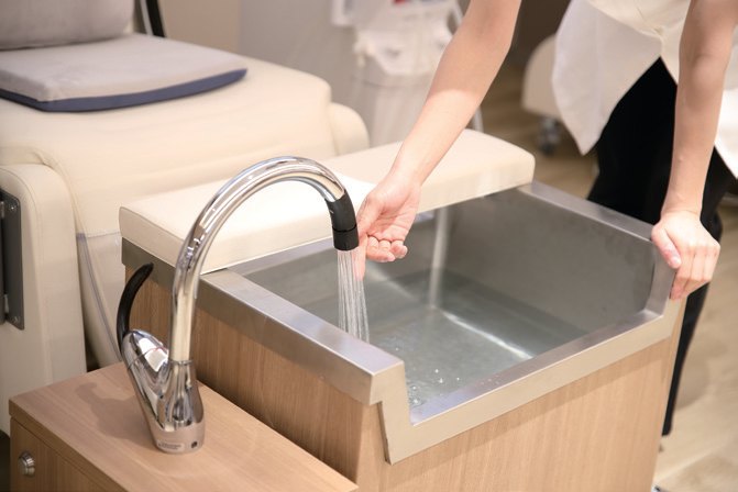 透析ベッドの足元にある、温水が出るシャワー