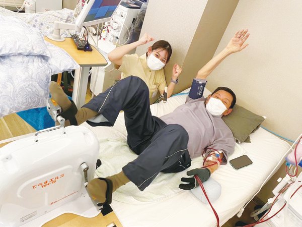 透析中に、ベッドで横になったまま理学療法士と運動している