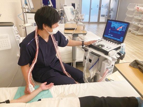 臨床工学技士が、エコーでシャントの状態を確かめている