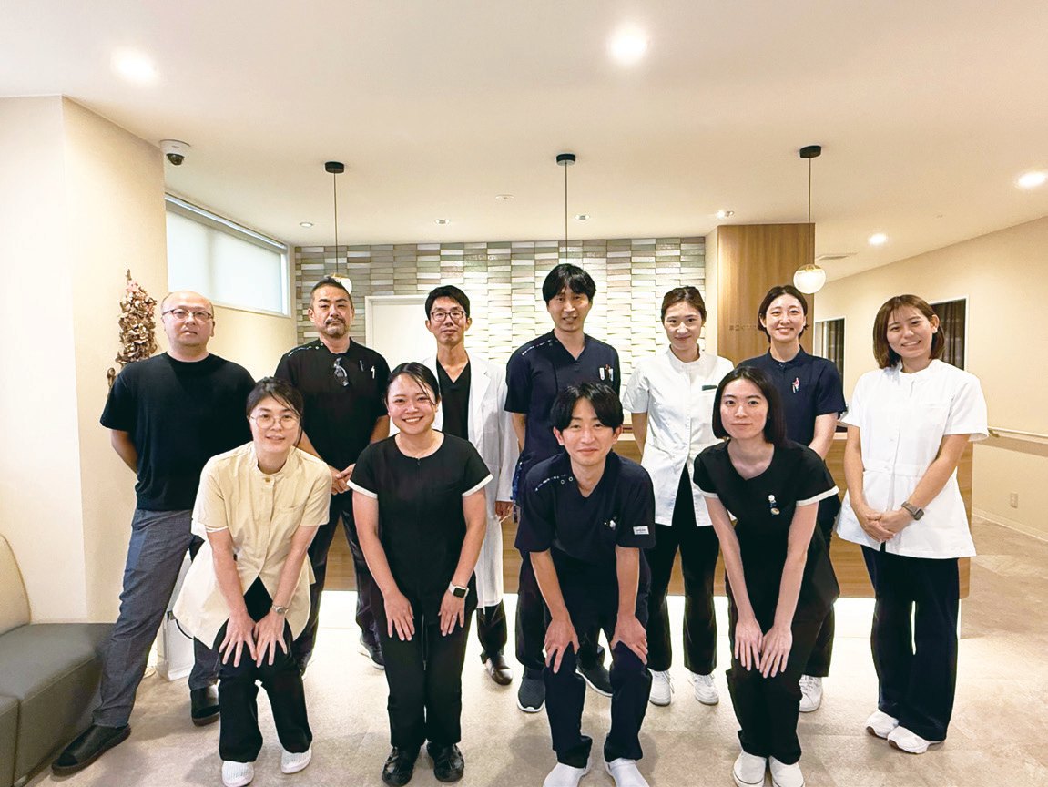 岸辺くすのき透析クリニックのスタッフの集合写真