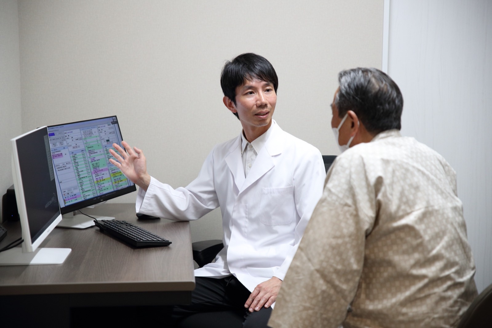患者さんに治療方針をわかりやすく説明する院長